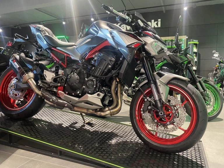 showroom foto van de 2023 kawasaki z900