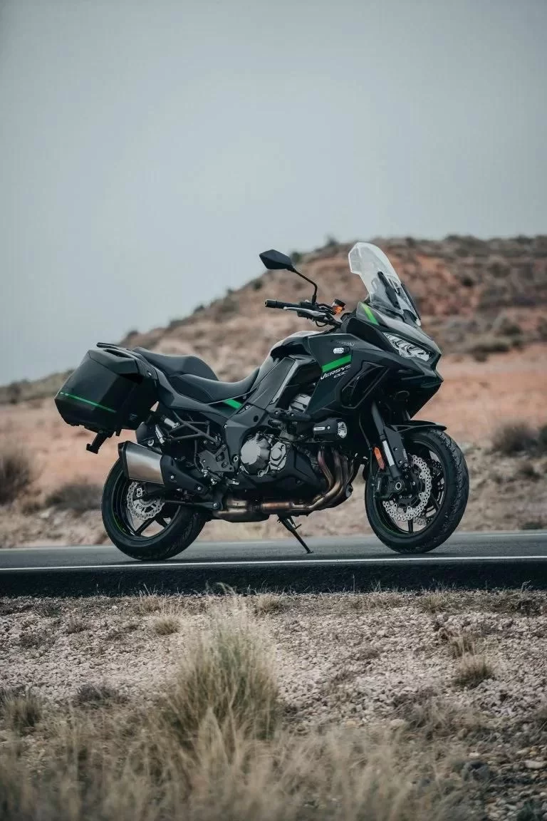 Kawasaki Versys motor op de weg