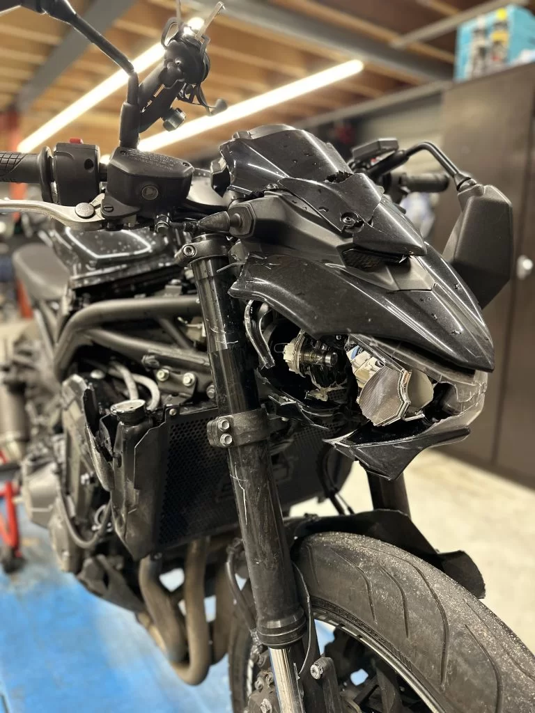 close up schade aan zwarte motor