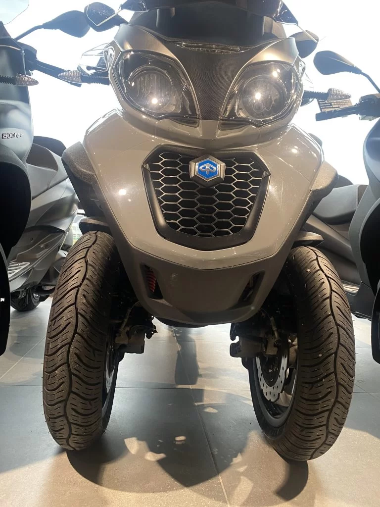 vooraanzicht van een mp3 piaggio 500 HPE