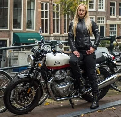 Motorverhuur foto van dame op een gehuurde royal enfield interceptor 650