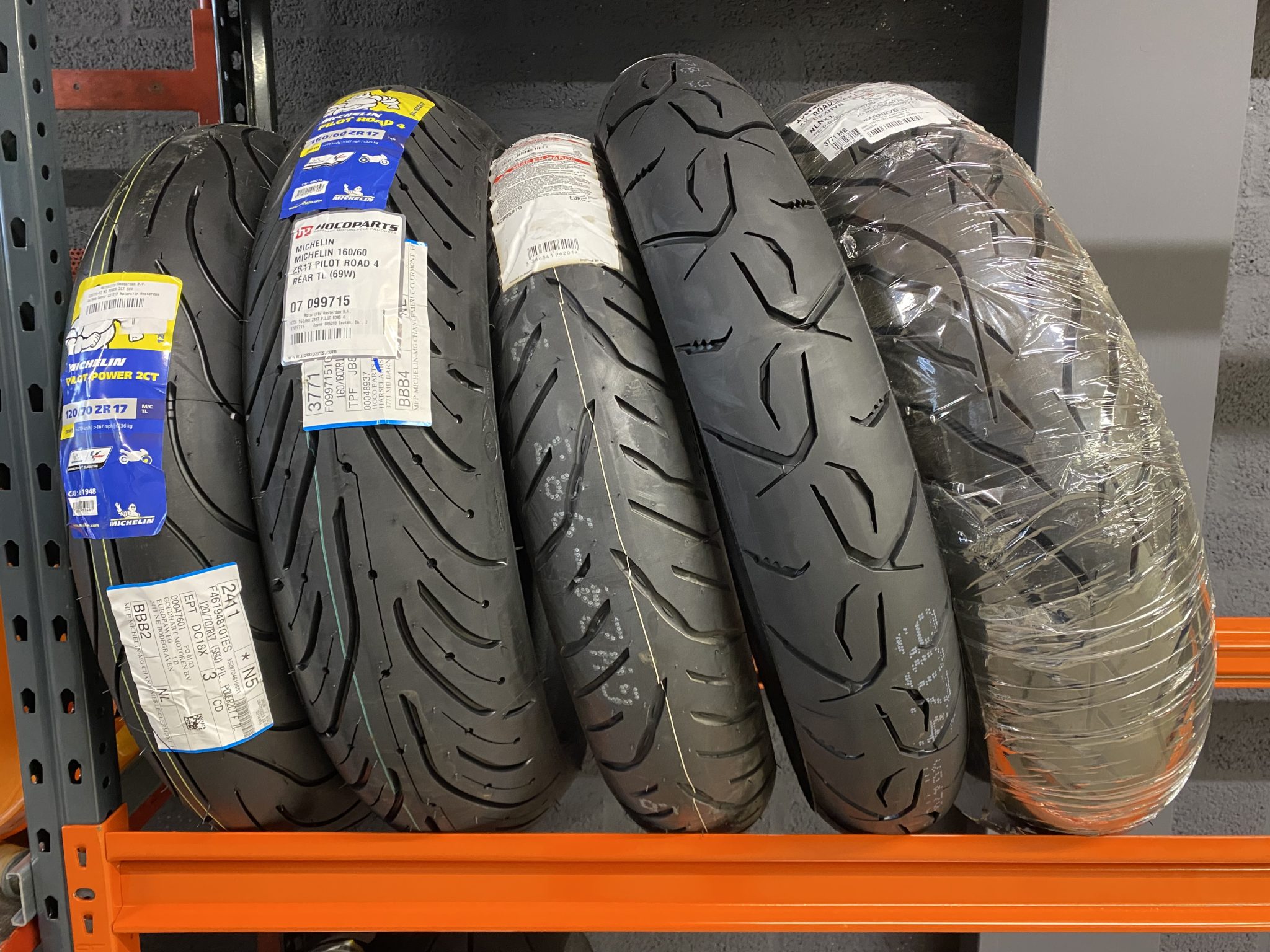 Nieuwe motorbanden op een stellage