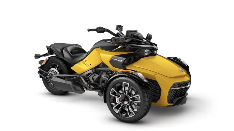 Gele Spyder F3-S in een witte studio