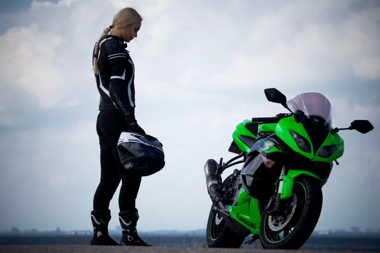 Lifestylefoto motorrijdster Kawasaki ZX6R