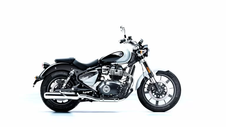 Studiofoto zijaanzicht Royal Enfield Super Meteor 650