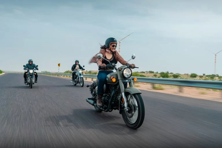 vrouw rijdend op een royal enfield 2023 marsh grey