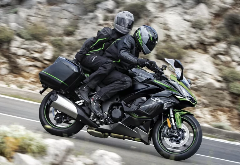 Actiefoto 2023 Kawasaki Ninja 1000 SX van motorrijder met buddy met rotsachtige achtergrond.