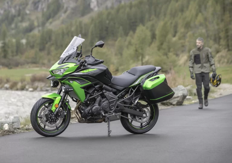 Kawasaki-versys-1000-groen-2023 lifestylefoto