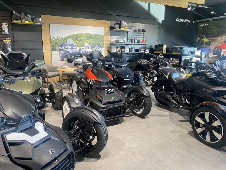 showroom foto van can-am dealer motorcity amsterdam