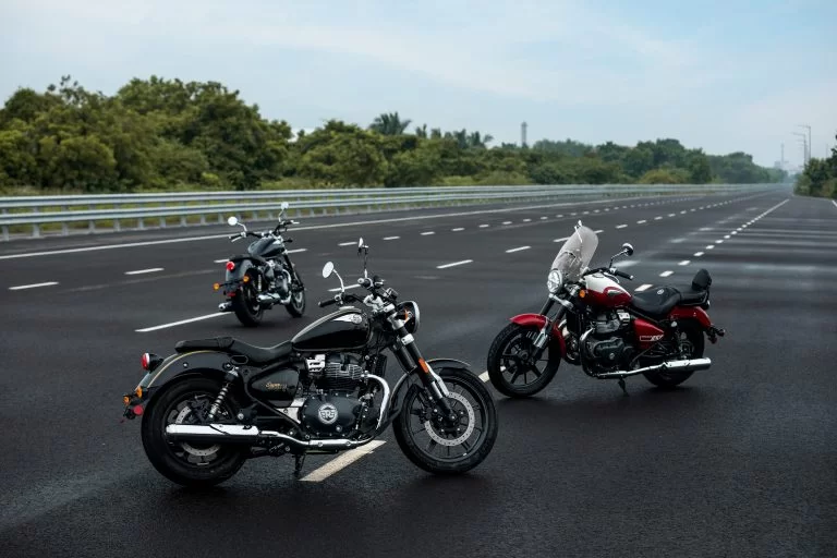 drie keer een super meteor 650 van royal enfield op een verlaten snelweg