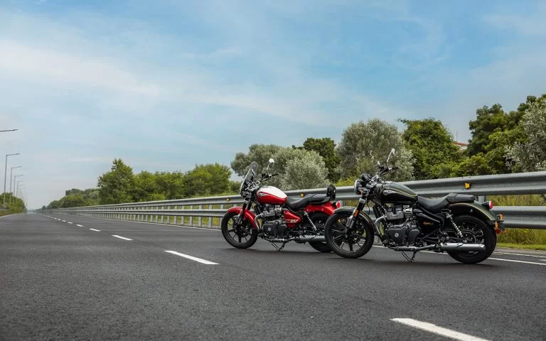 twee keer de super meteor 650 in groen en rood. In de solo and tourer versie