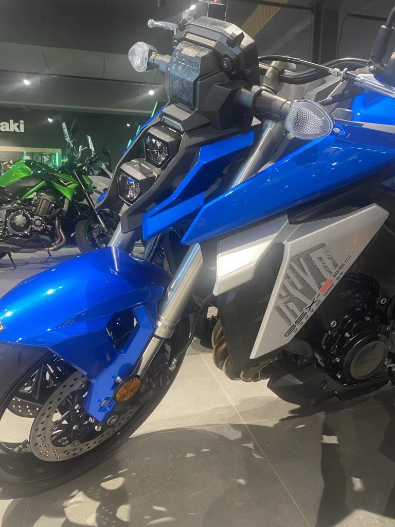 showroom foto van de Suzuki Gsx S950 naked bike