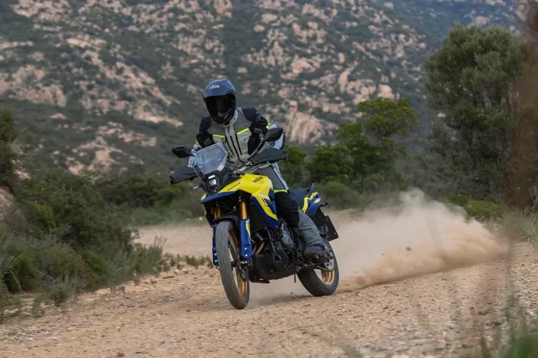 Suzuki V-Strom rijdend in het zand.