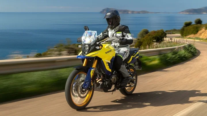 Suzuki tourmotor rijdend in de bergen.