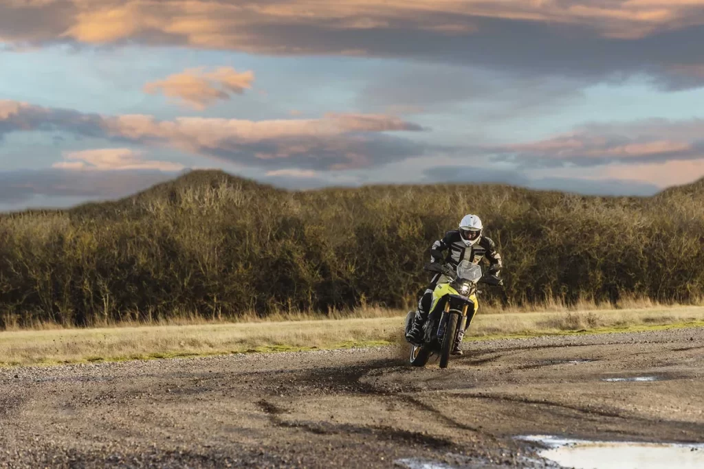 Suzuki V-Strom rijdend in het land.