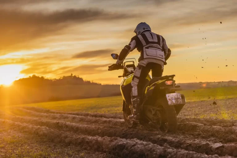 Suzuki V-Strom rijdend in het land.