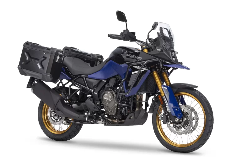 Suzuki tourmotor met koffers in witte studio