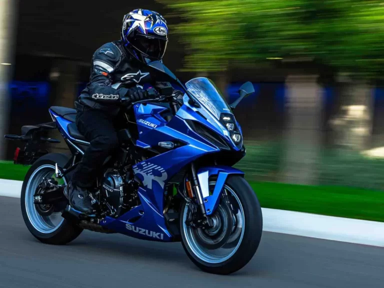 Suzuki motor rijdend op straat.