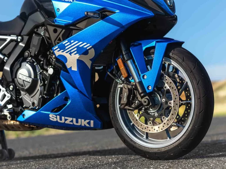 Blauwe Suzuki op het asfalt.