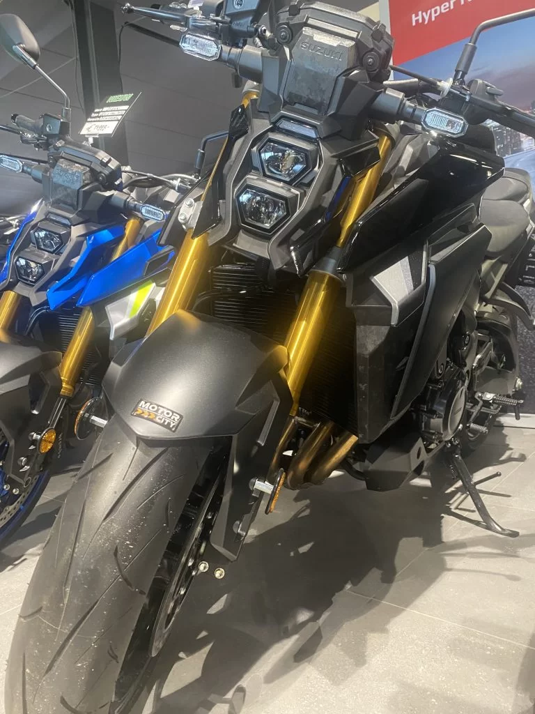showroomfoto bij motorcity amsterdam van de Suzuki GSX S1000 naked bike