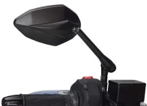 spiegels van een Suzuki naked bike in een witte studio