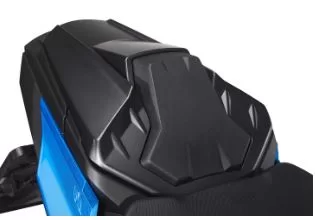 Buddy seat van een GSX-S1000 in een witte studio