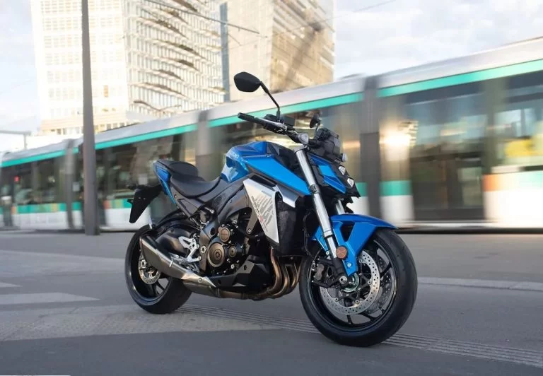 Suzuki naked bike op straat