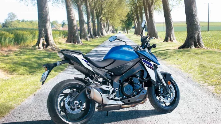 Blauwe Suzuki naked bike geparkeerd op straat