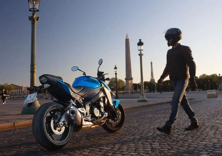 GSX-S950 naked bike op straat met rijder