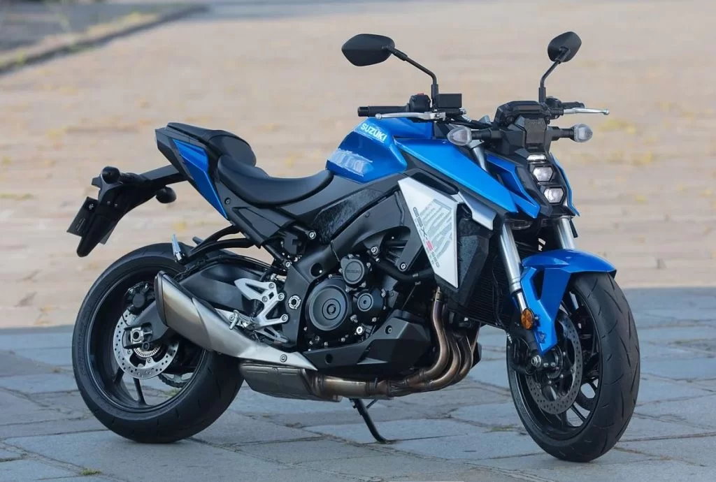 Blauwe Suzuki motor geparkeerd op straat