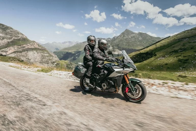 Suzuki-gsxs1000gx-info-03