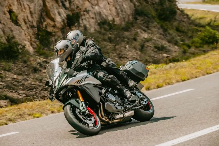 Suzuki-gsxs1000gx-info-04