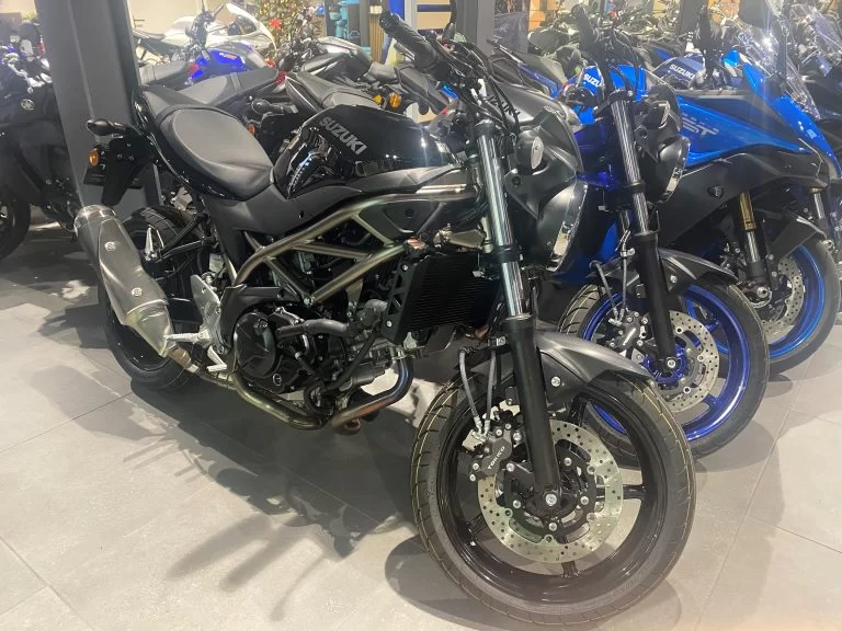 Showroomfoto van de suzuki sv 650(A) naked bike