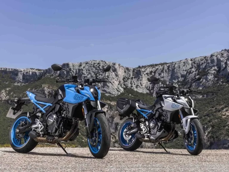 Lifestyle foto van 2023 suzuki gsx 8s in blauw en wit met bergen op de achtergrond