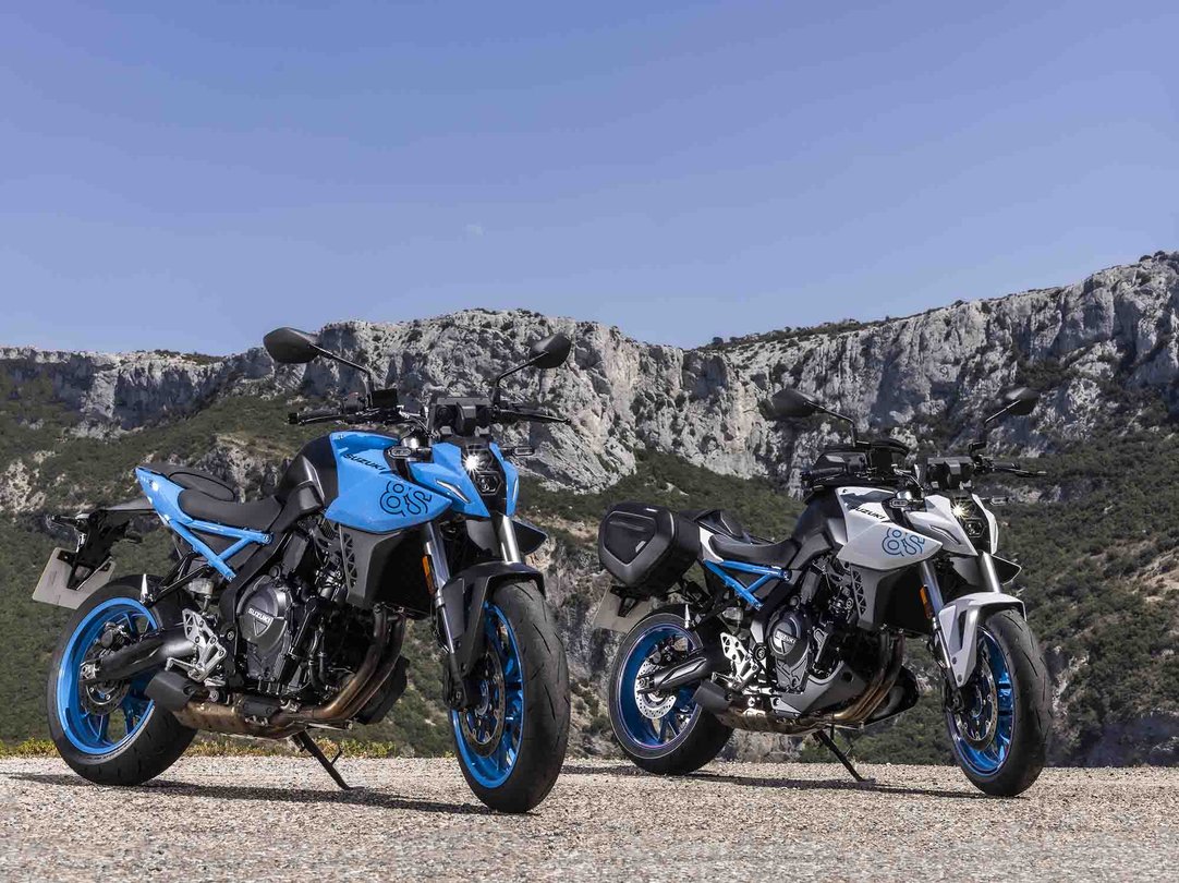 Lifestyle foto van 2023 suzuki gsx 8s in blauw en wit met bergen op de achtergrond