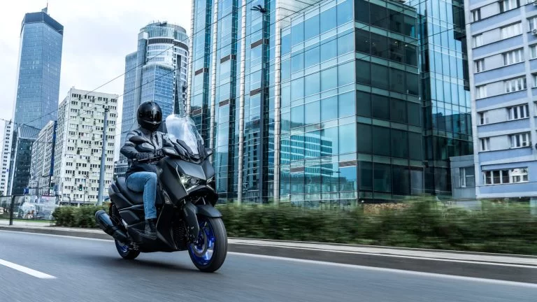 Rijdende Yamaha motorscooter over de weg.