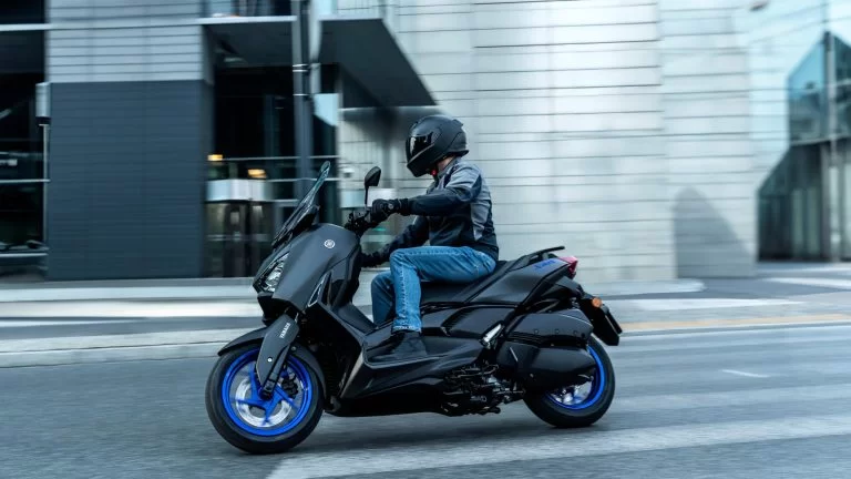 Rijdende Yamaha motorscooter over de weg.