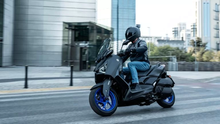 Rijdende Yamaha motorscooter over de weg.