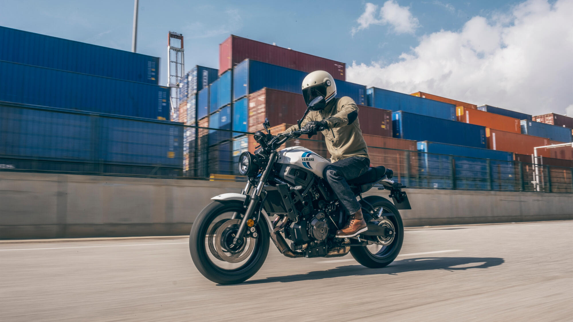 Yamaha XSR700 rijdend over de weg