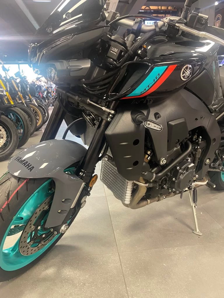 Showroom foto van de Yamaha MT-10 naked bike bij motorcity amsterdam