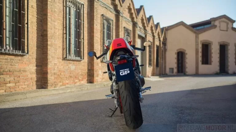 Sport Heritage gp motor in het rood wit met geel