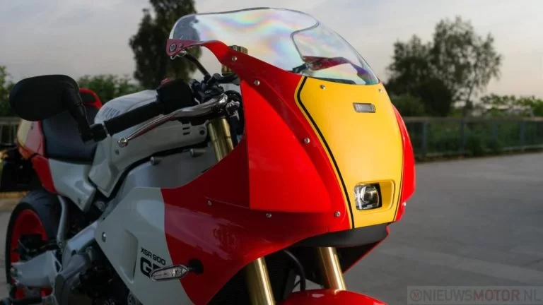 Sport Heritage gp motor in het rood wit met geel