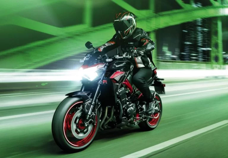 Kawasaki Z900 rijdend over straat.