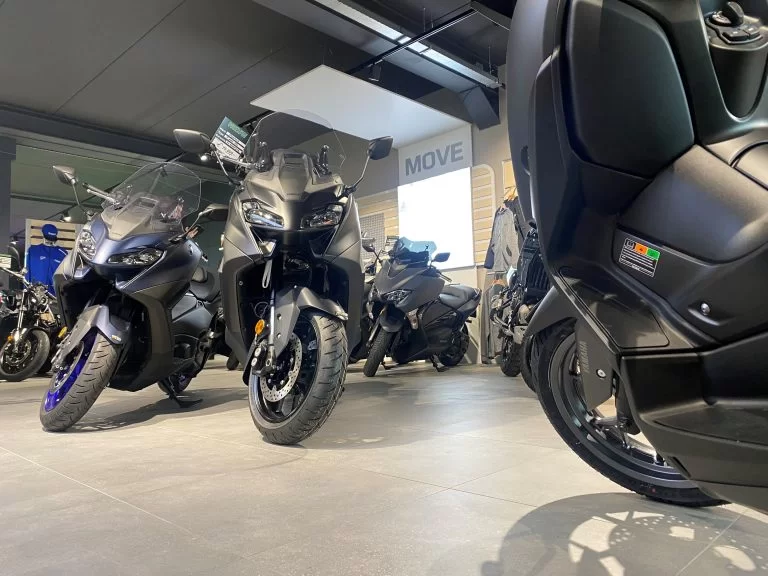kikvorsfoto van motorscooters bij motorcity amsterdam