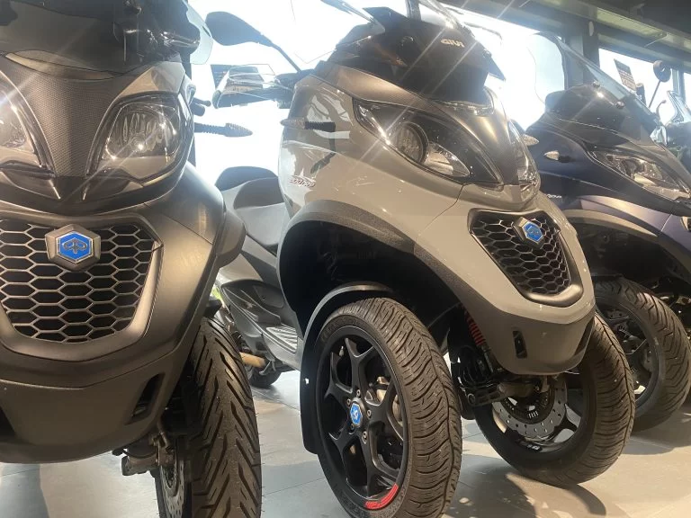 showroom foto van gebruikte piaggio mp3's bij motorcity amsterdam