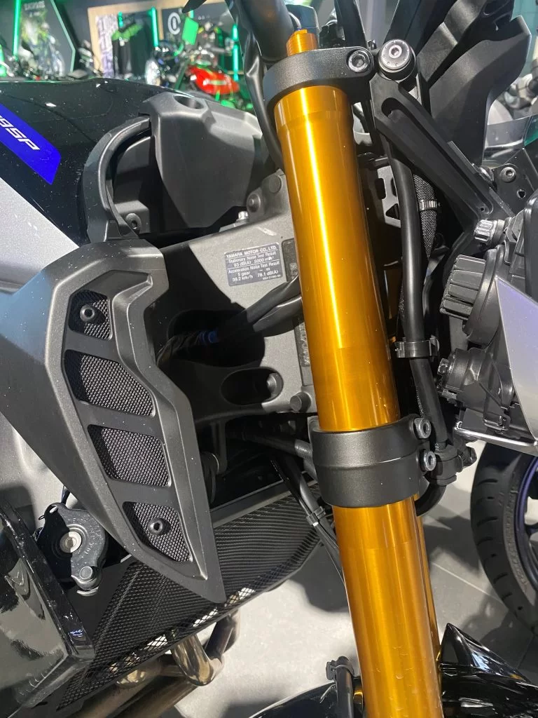 close up van stuurpen / blahoofd van yamah mt 09 sp