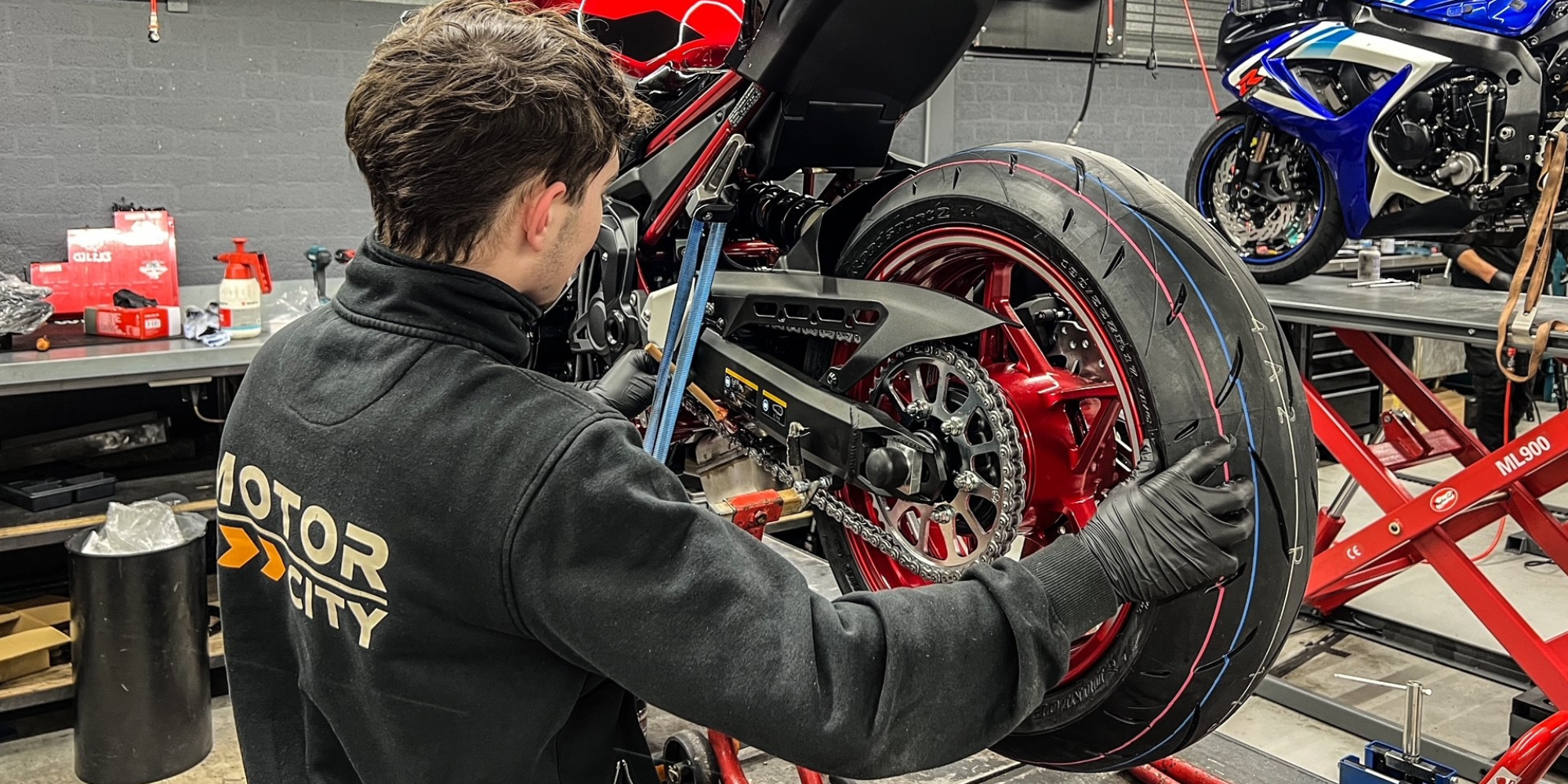 Bandenservice in de werkplaats van Motorcity Amsterdam