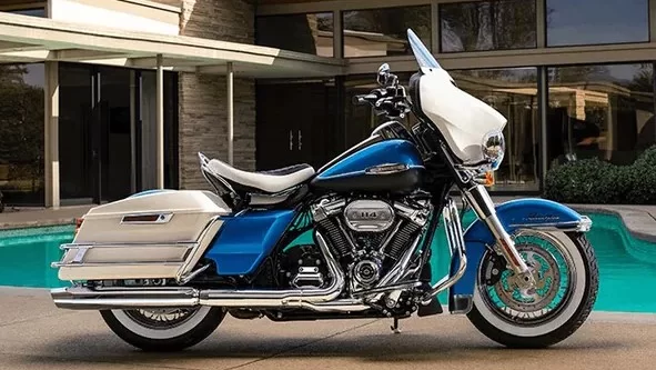 foto van een blauw witte 1960 harley toermotor