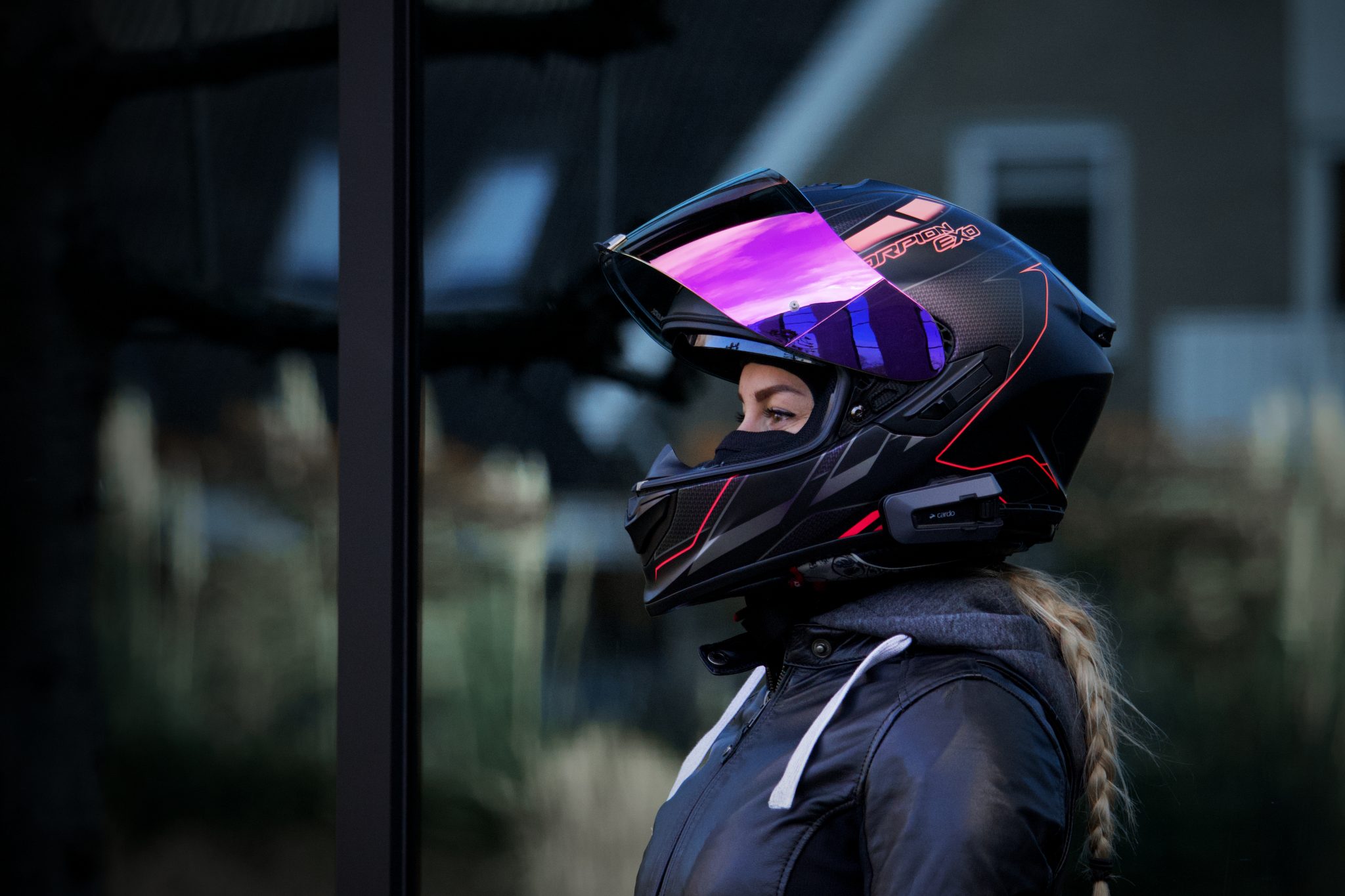 Motorrijder met communicatiesysteem in haar motorhelm