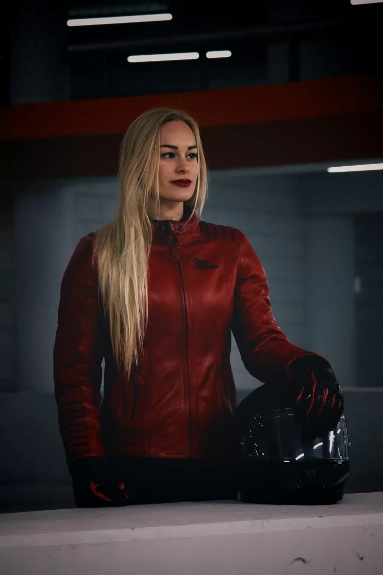 bikergirl dionne-alojzija rode leren jas van rustystitches